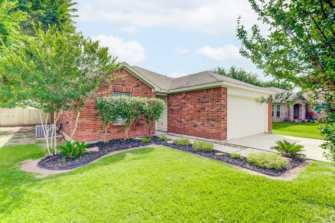 13000 Lazy Ln in Willis, TX - Building Photo