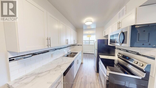 property at 2-1102 Quebec St