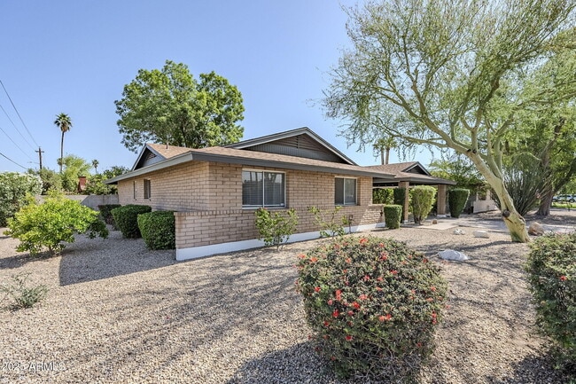 property at 1904 E Manhatton Dr