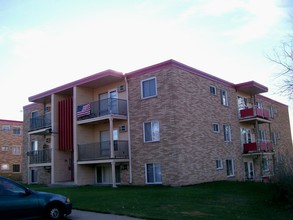 Hilltop Apartments in Roseville, MN - Building Photo - Building Photo