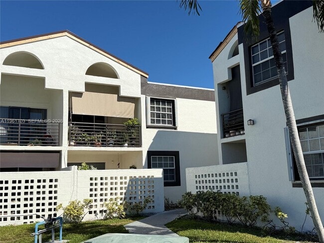 9725 Fontainebleau Blvd in Miami, FL - Building Photo - Building Photo