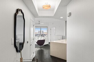 1209 E Cumberland Ave in Tampa, FL - Foto de edificio - Building Photo