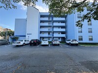 9440 Fontainebleau Blvd in Miami, FL - Building Photo - Building Photo