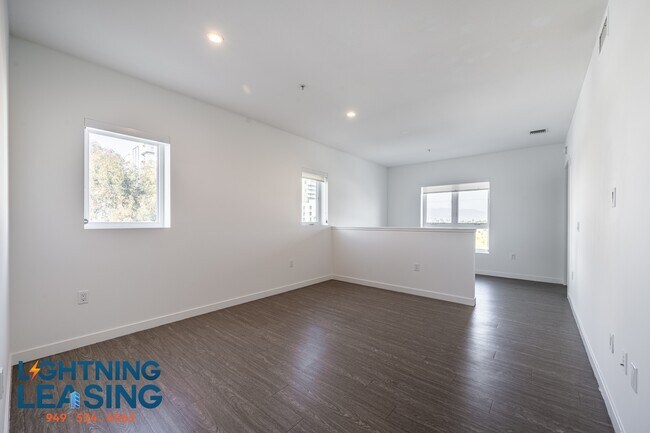 11403 Chandler Blvd in Los Angeles, CA - Building Photo - Building Photo