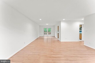 8003 Matt Ct in Dunn Loring, VA - Foto de edificio - Building Photo