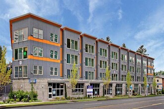 Compass Apartments in Edmonds, WA - Foto de edificio - Building Photo