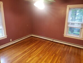 450 Laurel Hill Ave in Cranston, RI - Building Photo - Building Photo