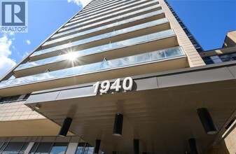 1940 Ironstone Dr in Burlington, ON - Building Photo - Building Photo