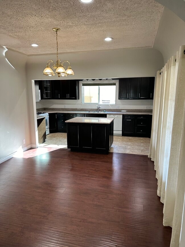 1210 S Wooster St in Los Angeles, CA - Building Photo - Building Photo