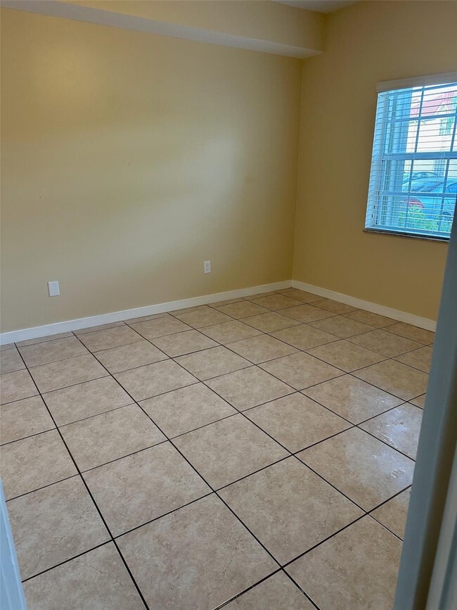 18328 NW 68th Ave in Hialeah, FL - Building Photo - Building Photo