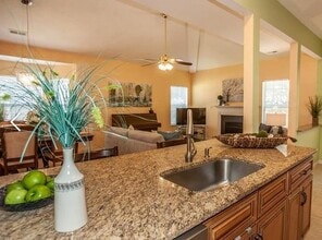 205 Belmont Cir, Unit 1 Room available in Yorktown, VA - Foto de edificio - Building Photo
