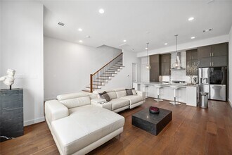 2408 Gray St in Houston, TX - Building Photo - Building Photo