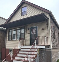 8516 S Escanaba Ave in Chicago, IL - Building Photo