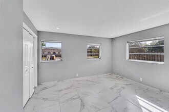 4681 SW 43rd Ter in Fort Lauderdale, FL - Foto de edificio - Building Photo