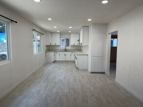 8134 San Antonio Ave in South Gate, CA - Foto de edificio - Building Photo