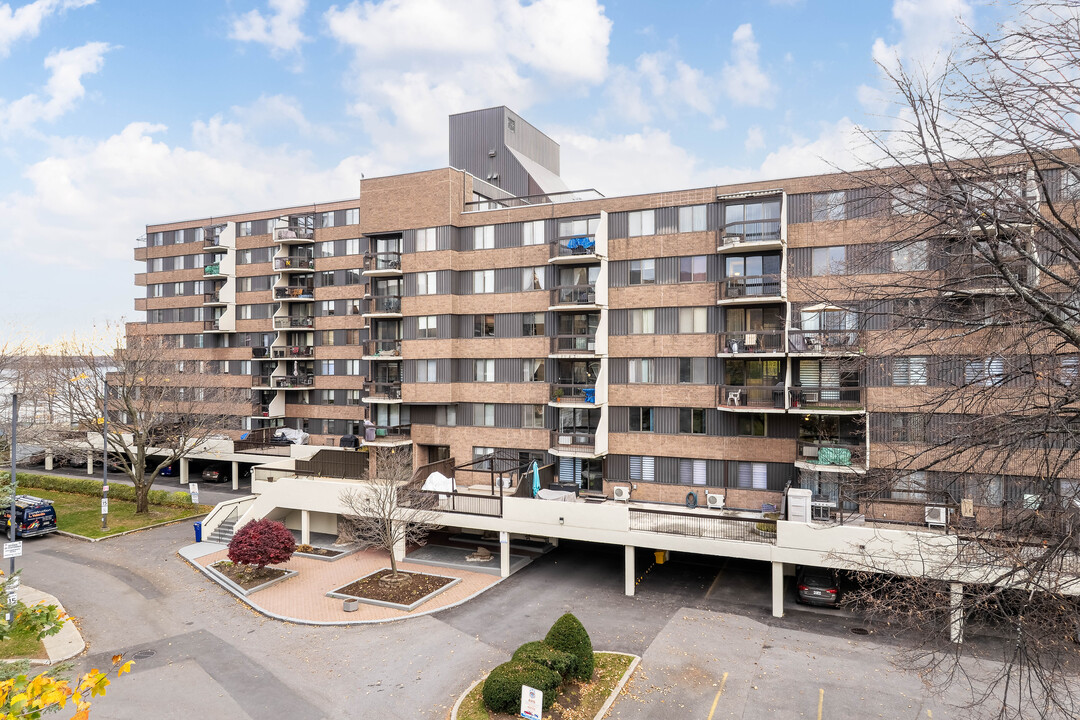 Domaine Paton in Laval, QC - Building Photo