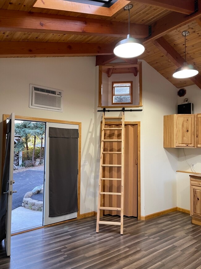 18585 Montevina Rd in Los Gatos, CA - Foto de edificio - Building Photo