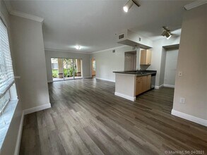 2482 Centergate Dr-Unit -101 in Miramar, FL - Building Photo - Building Photo