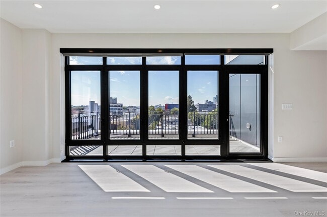 37-18 Broadway in Queens, NY - Foto de edificio - Building Photo