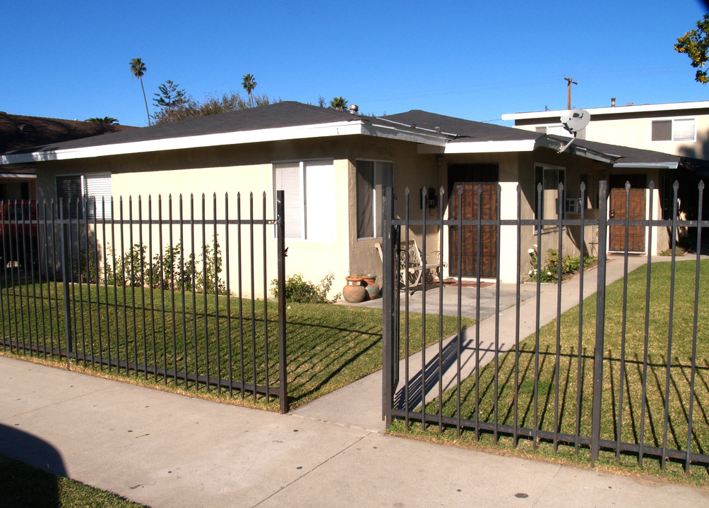 1115 W Chestnut St in Anaheim, CA - Building Photo