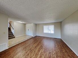 7437 Palmer House Dr in Sacramento, CA - Building Photo