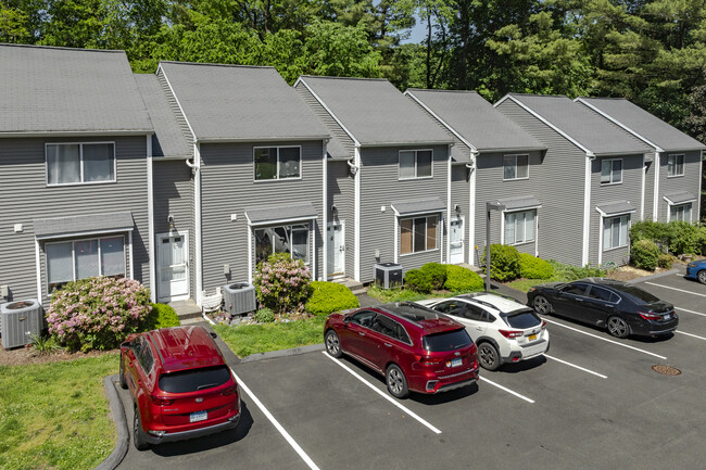 Covered Bridge Condominiums in Danbury, CT - Building Photo - Building Photo