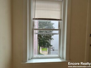 1539 Beacon St, Unit 18 in Brookline, MA - Building Photo - Building Photo