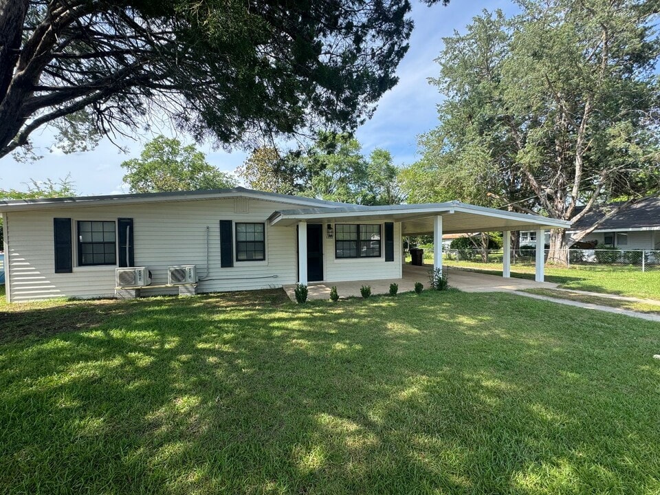 1332 Brickyard Rd in Chipley, FL - Building Photo
