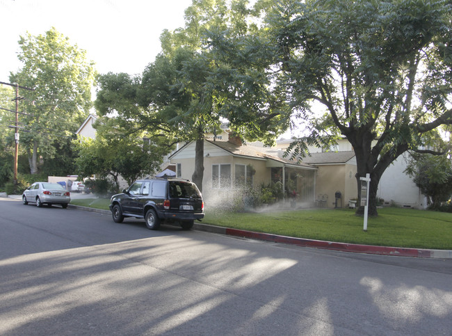 11529 Cumpston St in North Hollywood, CA - Foto de edificio - Building Photo