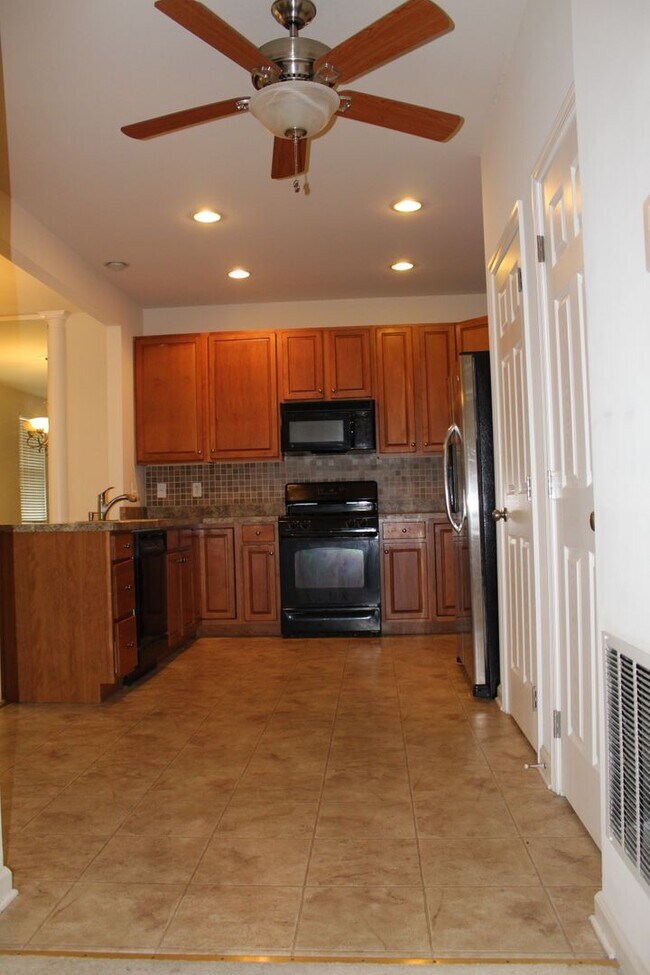 2616 Brownstone Dr in Dover, PA - Building Photo - Building Photo