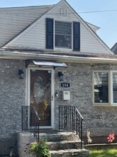 104 Ingraham Ln in New Hyde Park, NY - Foto de edificio - Building Photo
