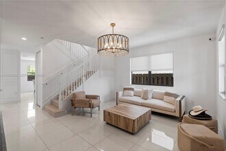 9974 NW 86th Terrace in Doral, FL - Foto de edificio - Building Photo