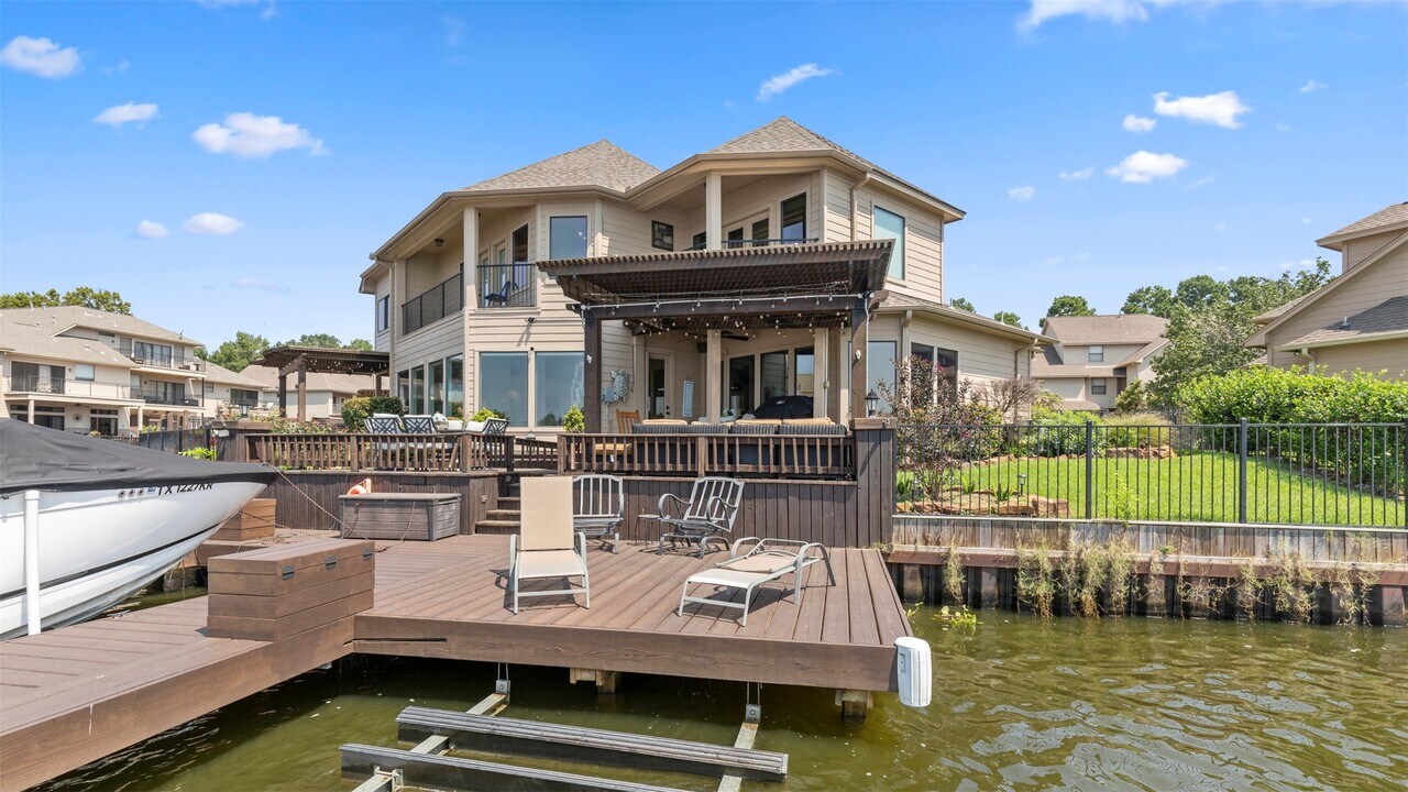 331 Old Aqua Landing E in Montgomery, TX - Building Photo