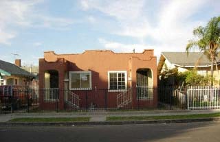 831 W 60th St in Los Angeles, CA - Building Photo