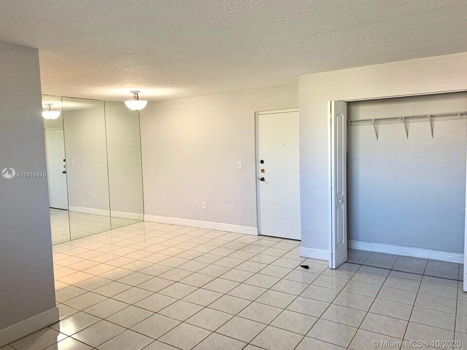 9420 W Flagler St-Unit -212 in Miami, FL - Building Photo