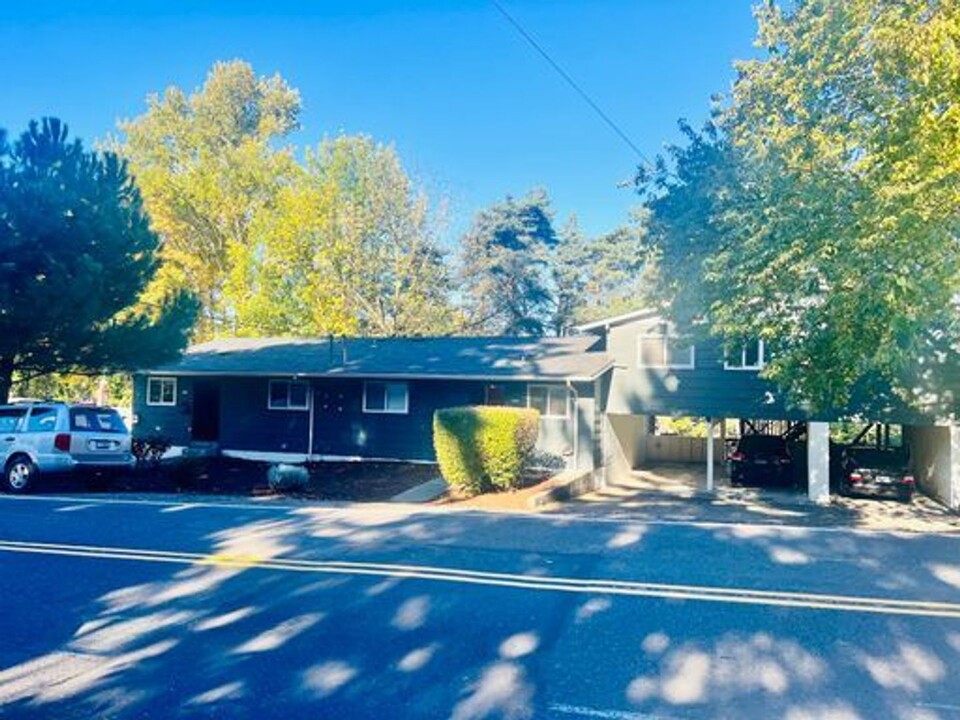 4023 SW Garden Home Rd in Portland, OR - Building Photo