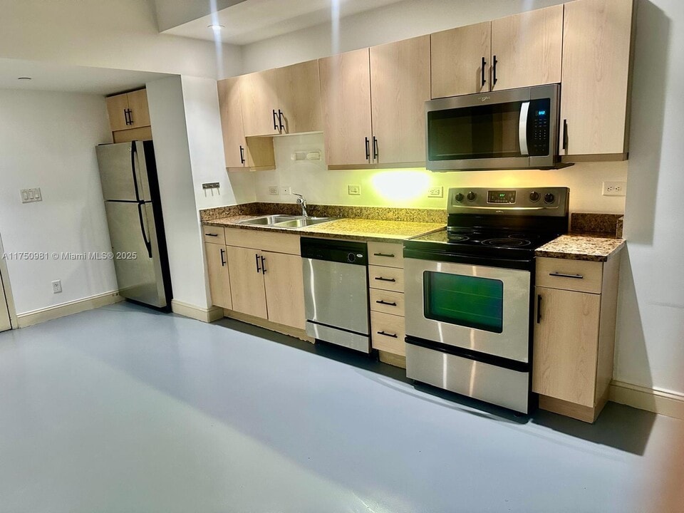 111 E Flagler St, Unit 702 in Miami, FL - Building Photo