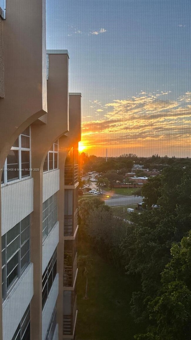 1400 St Charles Pl in Pembroke Pines, FL - Building Photo - Building Photo