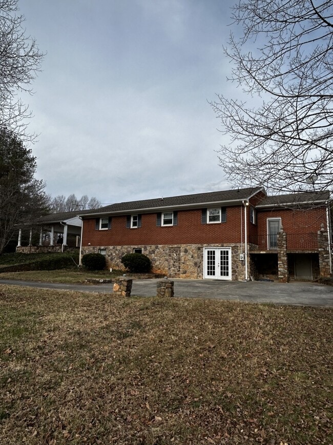 6705 Everett Rd in Forest, VA - Foto de edificio - Building Photo