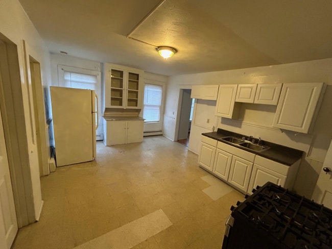 102 Grove St in New Britain, CT - Building Photo - Building Photo