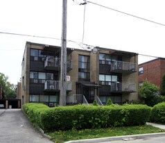 17 Meadowbrook Rd in Toronto, ON - Building Photo