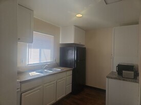 561 E 20th St in Long Beach, CA - Building Photo