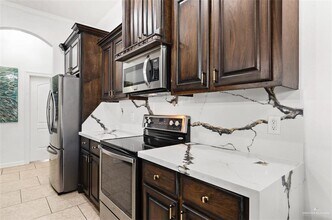 21 N Loretta Lynn Dr in Edinburg, TX - Building Photo - Building Photo