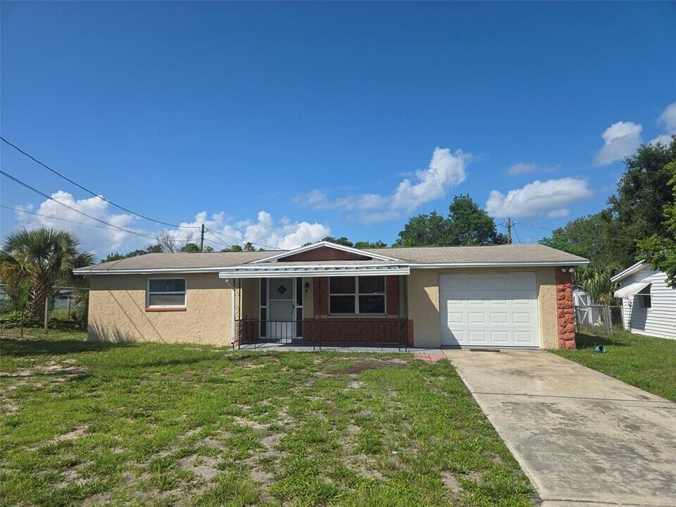 7408 Country Club Dr in Hudson, FL - Building Photo