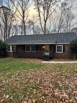 105 Cherokee Trl in Mount Holly, NC - Building Photo