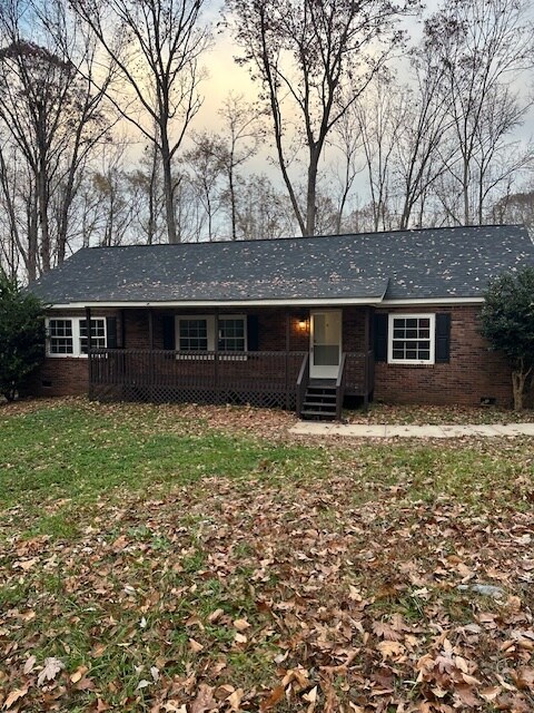 105 Cherokee Trl in Mount Holly, NC - Building Photo