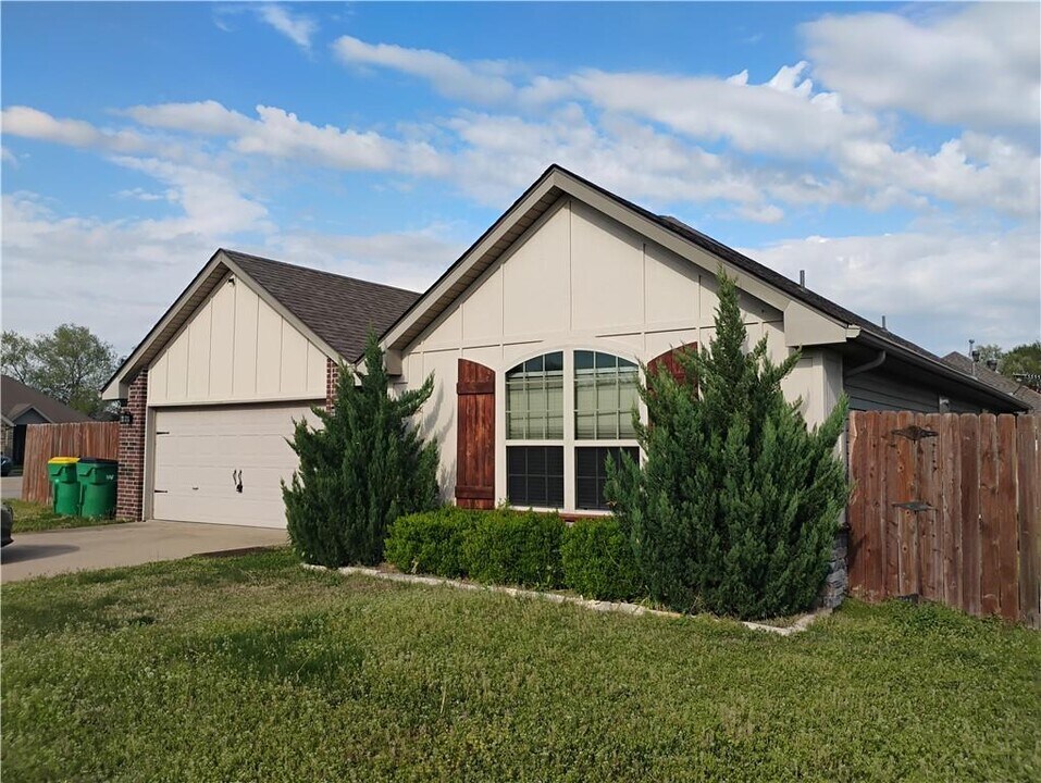320 Jack Perry Dr in Centerton, AR - Building Photo