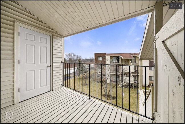 180 S Waters Edge Dr, Unit 301 in Glendale Heights, IL - Building Photo - Building Photo