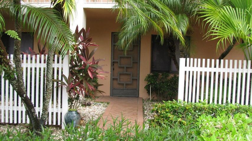 7260 Kinghurst Dr in Delray Beach, FL - Building Photo