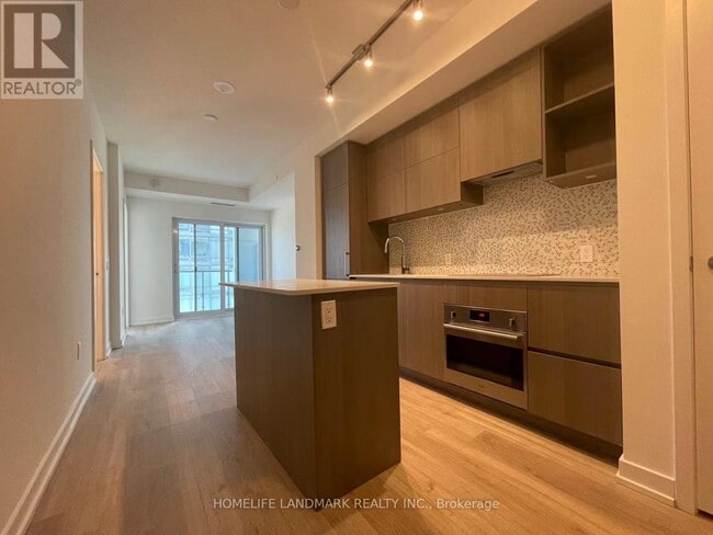 1 Yorkville Ave in Toronto, ON - Building Photo - Building Photo